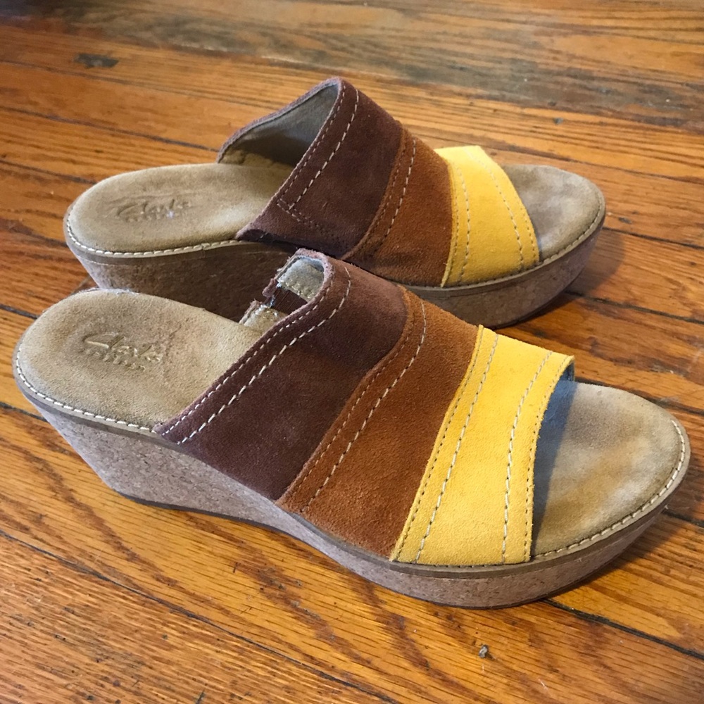 Clarks platform shoes, vintage vibe! 💛